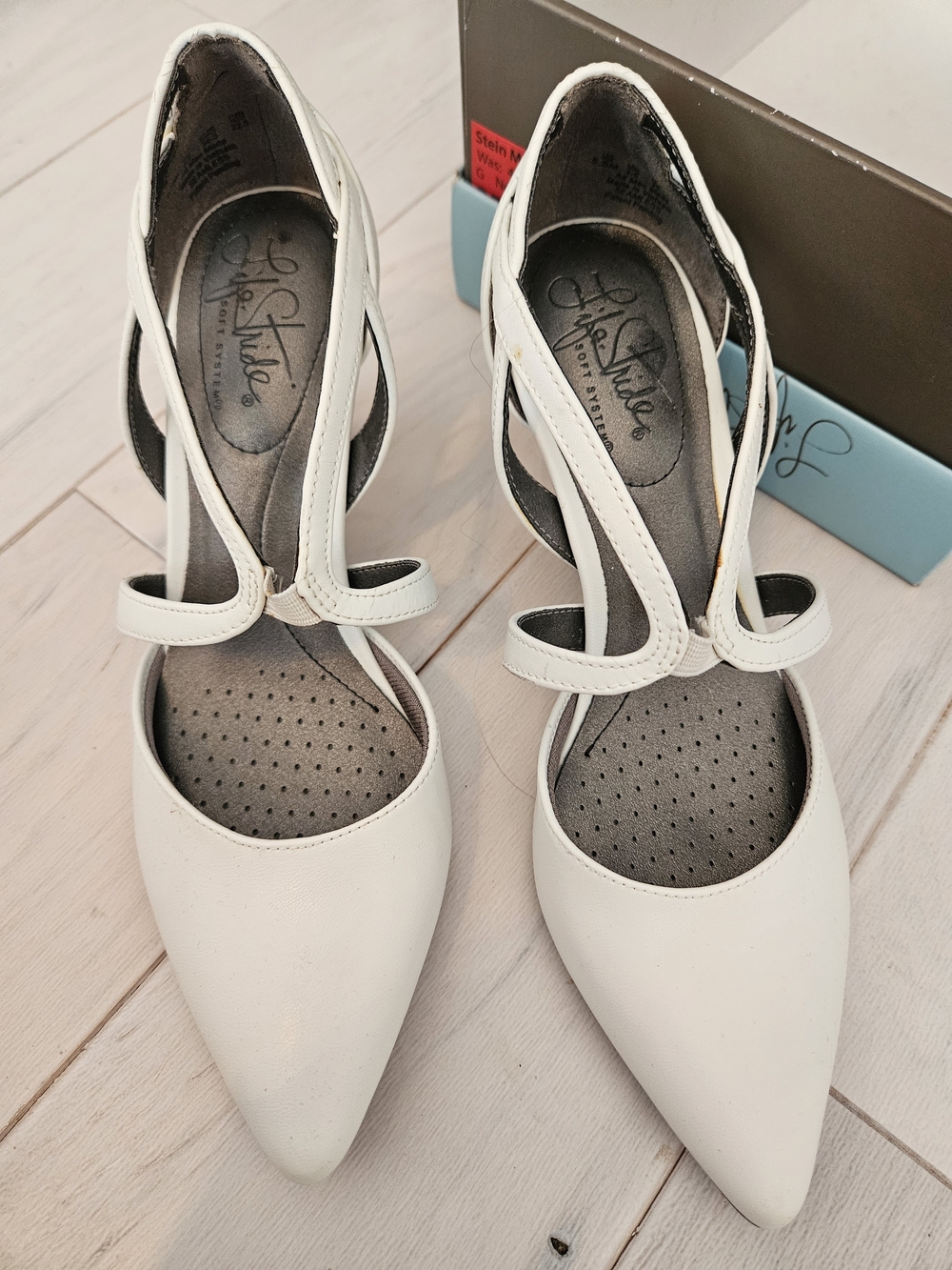 Life Stride Women's White Pointed-Toe Dress Pumps